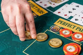 Pengguna mengecek nomor pulsa sebelum deposit